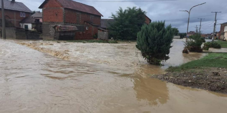 Përmbytje në Rahovec, moti i keq shkakton dëme në Kosovë dhe bllokon rrugën Ferizaj–Shkup