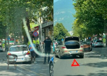 Përplasje mes dy mjetesh përballë Ministrisë së Jashtme në Tiranë