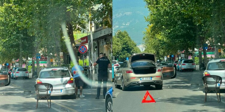 Përplasje mes dy mjetesh përballë Ministrisë së Jashtme në Tiranë