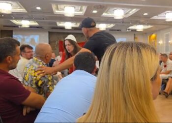 Përplasje në Kuvendin Kombëtar: burri kërkon të ulet mes organizatorëve, të tjerë përpiqen ta ndalojnë (Video)