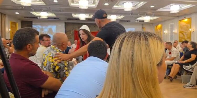 Përplasje në Kuvendin Kombëtar: burri kërkon të ulet mes organizatorëve, të tjerë përpiqen ta ndalojnë (Video)