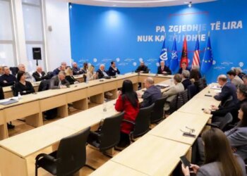 Përplasjet para Parlamentit, PD: Nuk shkojmë në seancë; Kuvendi rrethuar nga policia për të shuar zërin e qytetarëve