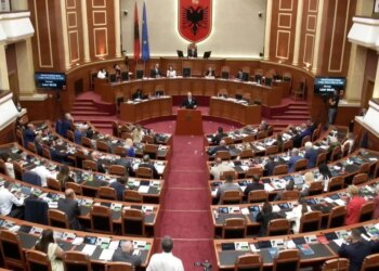 Pesë minuta pushim në Kuvend, Peleshi kërkon mbledhje kryetarësh grupesh: S’mund të vazhdojmë kështu me fjalët për procedurë