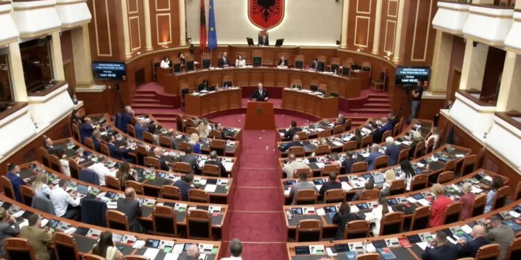 Pesë minuta pushim në Kuvend, Peleshi kërkon mbledhje kryetarësh grupesh: S’mund të vazhdojmë kështu me fjalët për procedurë
