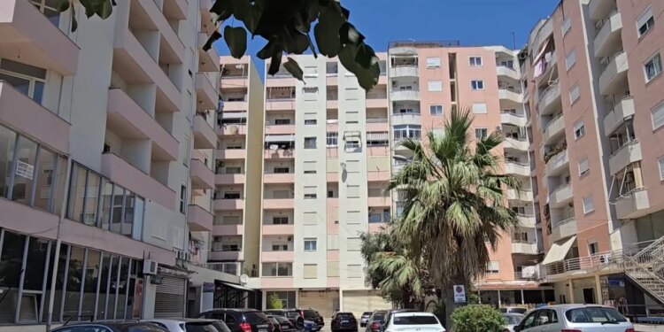 Pesë vjet në sekuestro, familja denoncon se apartamenti jepet me qira në Durrës