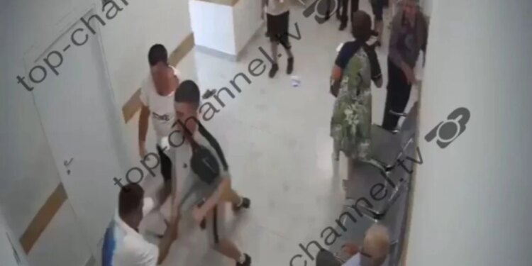 Plagosën 32-vjeçarin në Poliklinikën e Shkodrës, babë e bir vihen në arrest shtëpie, shfaqin pendesë: ndodhi në gjaknxehtësi