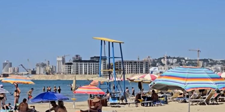 Plazhe pa vrojtues në Durrës, pushuesit shqetësohen: Prindër, mos lini fëmijët vetëm