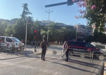 Plenarja dhe protestë para Kuvendit; policia zgjeron perimetrin sigurie, vendos gardh metalik në kryqëzimin e Rrugës së Elbasanit