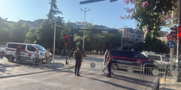 Plenarja dhe protestë para Kuvendit; policia zgjeron perimetrin sigurie, vendos gardh metalik në kryqëzimin e Rrugës së Elbasanit