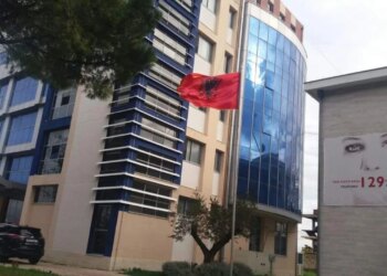 Policia e Fierit reagon pas publikimit të videos së dhunës ndaj 17-vjeçares: Proceduam tre vajzat, një u arrestua