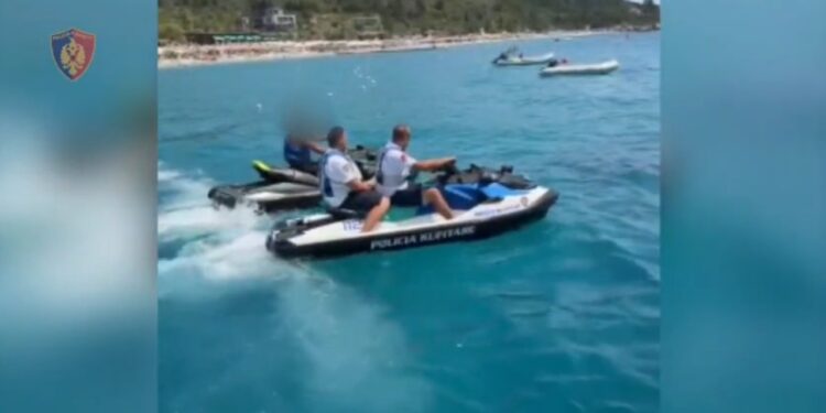 Policia ndalon Jet Ski në Livadh dhe gjobit drejtuesin për manovra të rrezikshme
