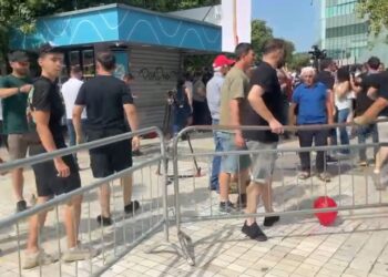 Pranë Parlamentit, përplasje mes protestuesve dhe policisë, çahet gardhi metalik