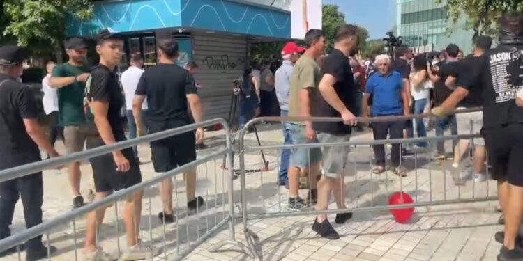 Pranë Parlamentit, përplasje mes protestuesve dhe policisë, çahet gardhi metalik