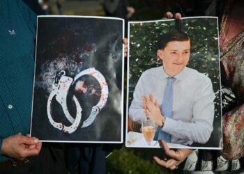 Prangosën 18-vjeçarin që po vdiste prej plagëve të thikës; dy policë në Angli hetohen për sjellje të rëndë