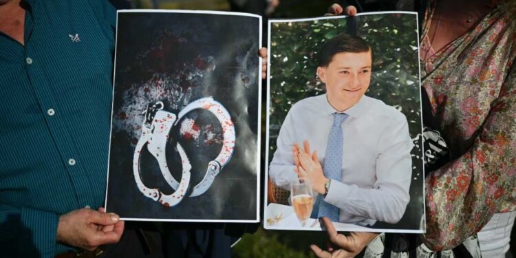 Prangosën 18-vjeçarin që po vdiste prej plagëve të thikës; dy policë në Angli hetohen për sjellje të rëndë