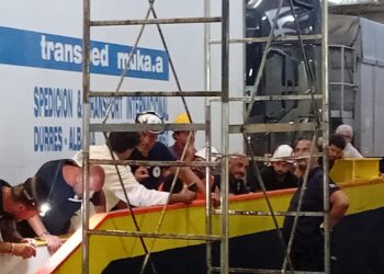 Prej 7 orësh në tragetin Durrës-Bari, defekti bllokon daljen e automjeteve dhe kamionëve