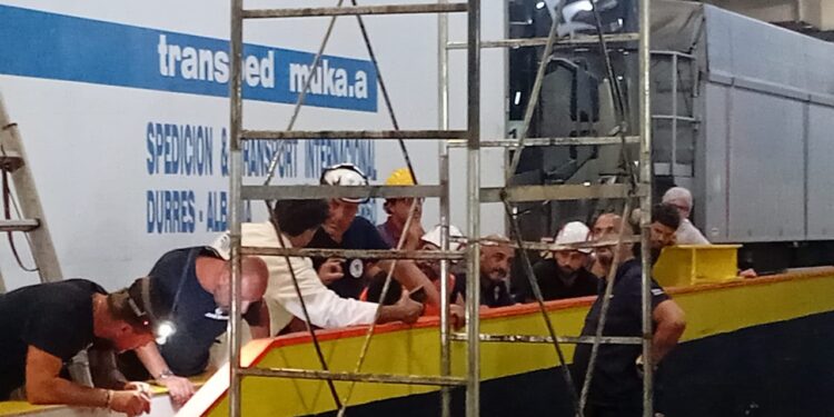Prej 7 orësh në tragetin Durrës-Bari, defekti bllokon daljen e automjeteve dhe kamionëve