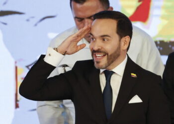 Presidenti i ri i Kolumbisë sfidon presidentin në largim: Do të betohem në një kamp, rrit tensionin politik