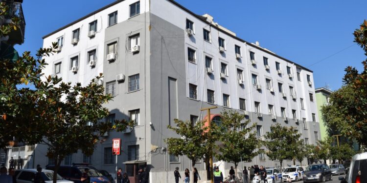 Prokuroria cakton arrest me burg dhe shtëpie për 12 të përfshirë në Durrës për falsifikim dokumentesh për prona
