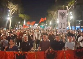 Protesta 62-ditore në shesh mbyllet me marshimin e përnatshëm në kryeqytet