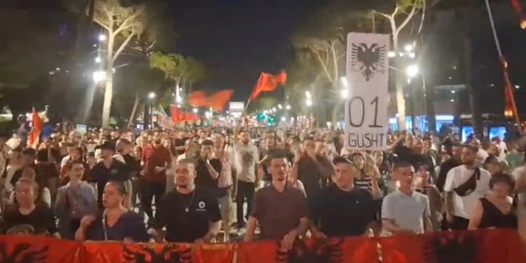 Protesta 62-ditore në shesh mbyllet me marshimin e përnatshëm në kryeqytet