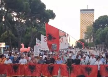 Protesta e 61-të para Kryeministrisë, protestuesit nisin fjalimet e përnatshme