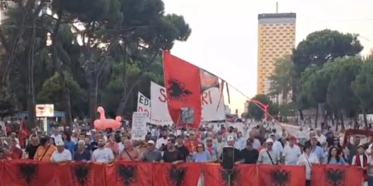 Protesta e 61-të para Kryeministrisë, protestuesit nisin fjalimet e përnatshme
