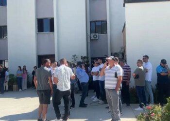 Protesta e qytetarëve në Klos kundër propozimit për reformën territoriale, punonjësit e administratës bojkotojnë punën