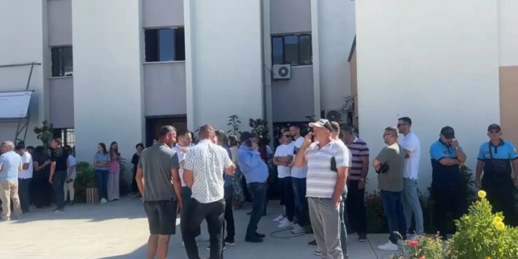 Protesta e qytetarëve në Klos kundër propozimit për reformën territoriale, punonjësit e administratës bojkotojnë punën