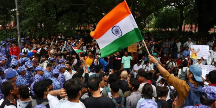 Protesta e studentëve në Indi eskalon, policia ndërhyn në Delhi