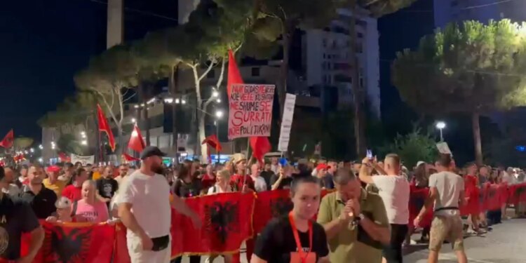 Protesta nisën paradite më 23 korrik; pas 42 ditësh para Kryeministrisë protestuesit përfundojnë marshimin në kryeqytet