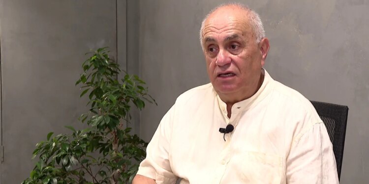 Protesta para Kryeministrisë, akademiku Fuga: Krijohet parti; elementë do pasuronin skenën politike, bota moderne nuk njeh tjetër mënyrë