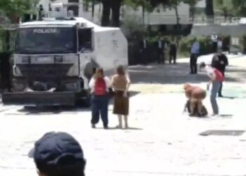 Protesta te Kuvendi përshkallëzohet: tubuesit hedhin gurë dhe shashka ndaj efektivëve, policia përgjigjet me ujë e gaz lotsjellës
