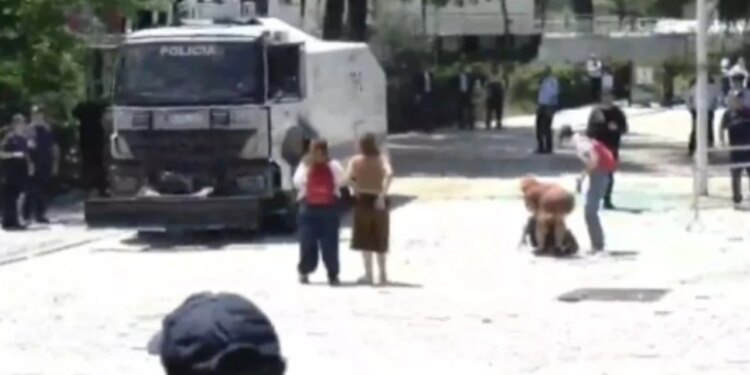Protesta te Kuvendi përshkallëzohet: tubuesit hedhin gurë dhe shashka ndaj efektivëve, policia përgjigjet me ujë e gaz lotsjellës