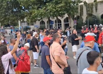 Protesta tensionohet — përplasje mes tubuesve e policisë, shoqërohet organizatori Arben Kola