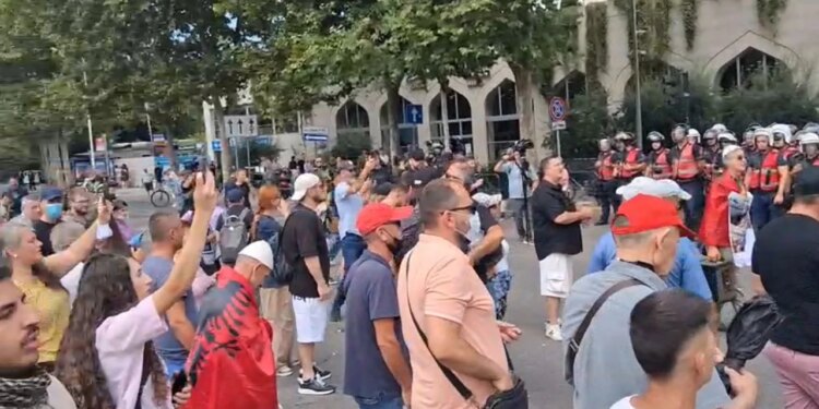 Protesta tensionohet — përplasje mes tubuesve e policisë, shoqërohet organizatori Arben Kola