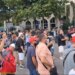 Protesta tensionohet — përplasje mes tubuesve e policisë, shoqërohet organizatori Arben Kola