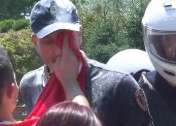 Protestuesi i fshiu fytyrën efektivit, Balla publikon pamjet: Si mund të përdoret flamuri kuq e zi si peshqir?!