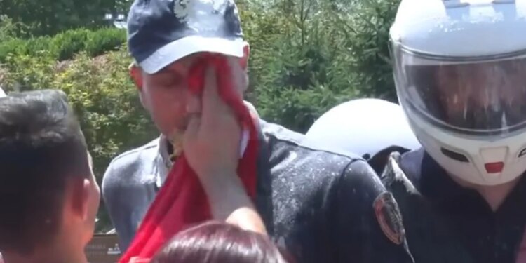 Protestuesi i fshiu fytyrën efektivit, Balla publikon pamjet: Si mund të përdoret flamuri kuq e zi si peshqir?!