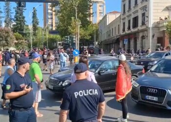 Protestuesit bllokojnë rrugën te kryqëzimi i Rrugës së Elbasanit, përplasen me policinë dhe ndalojnë kalimin e mjeteve