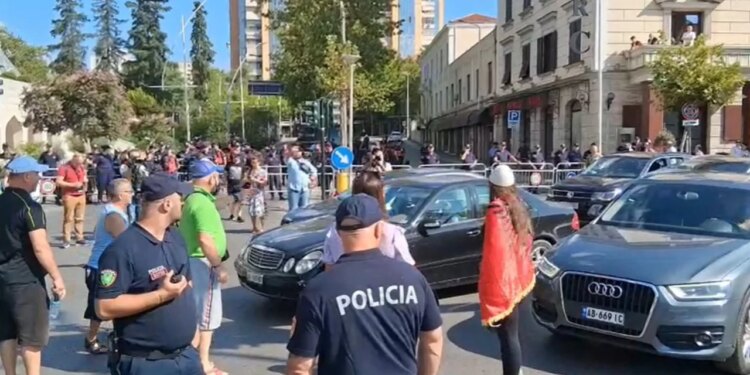 Protestuesit bllokojnë rrugën te kryqëzimi i Rrugës së Elbasanit, përplasen me policinë dhe ndalojnë kalimin e mjeteve