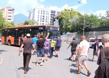 Protestuesit jashtë komisariatit ku mbahen të shoqëruarit gjuajnë me vezë urbanin që kërkonte të kalonte rrugën
