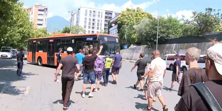 Protestuesit jashtë komisariatit ku mbahen të shoqëruarit gjuajnë me vezë urbanin që kërkonte të kalonte rrugën