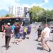 Protestuesit jashtë komisariatit ku mbahen të shoqëruarit gjuajnë me vezë urbanin që kërkonte të kalonte rrugën