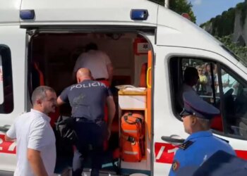 Protestuesit qëllojnë me vezë e domate ndaj efektivëve; dyshohet për dy policë të lënduar, shoqërohen me ambulancë