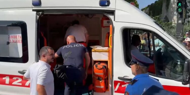 Protestuesit qëllojnë me vezë e domate ndaj efektivëve; dyshohet për dy policë të lënduar, shoqërohen me ambulancë