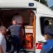 Protestuesit qëllojnë me vezë e domate ndaj efektivëve; dyshohet për dy policë të lënduar, shoqërohen me ambulancë