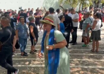 Protestuesit te Kuvendi me thirrje kundër klasës politike dhe vezë në dorë presin mbërritjen e ligjvënësve në seancë