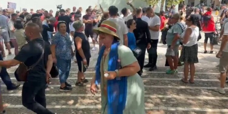 Protestuesit te Kuvendi me thirrje kundër klasës politike dhe vezë në dorë presin mbërritjen e ligjvënësve në seancë