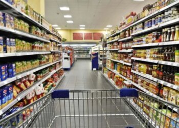 Punonjësja pa eksperiencë parandalon pa dashje grabitjen e supermarketit, sepse nuk dinte të hapte arkën e parave